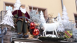 Nikolaus mit Elch an Häuserfassade